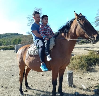 Con su hijo, visitando a su abuela en Cerro Centinela