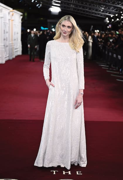 Con su imponente 1,90, Elizabeth Debicki lució un vestido de Dior Haute Couture, diseñado por la directora creativa Maria Grazia Chiuri, donde se destacan los delicados apliques con microlentejuelas y microperlas. Completó el look con un pendiente y un earcuff en oro blanco con diamantes.