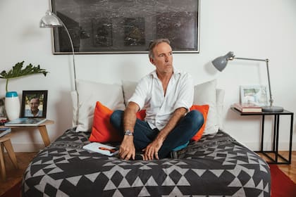 Con su libro, Manija de papel (Galáctica Ediciones), donde narra su historia. “Quise dar un mensaje de esperanza a la gente que no la está pasando bien, que sirva a quienes no sepan por dónde empezar a pedir ayuda”, dice.