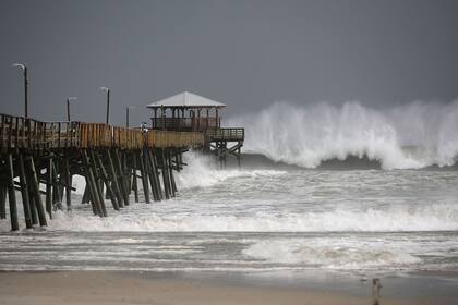 Las fuertes olas golpean contra el muelle de Oceana, en Atlantic Beach