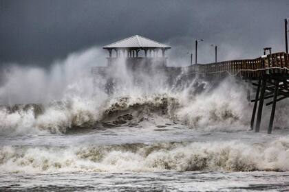 Con su llegada a la costa, el huracán Florence se debilita a categoría 1, pero sigue siendo muy peligroso