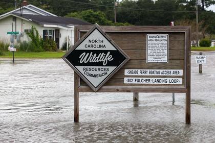 Por las intensas lluvias el agua ha comenzado a inundar las calles y pronto llegará a las casas de Sneads Ferry Boating en Carolina del Norte