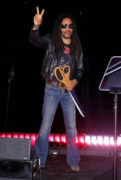 Con su look de siempre y tijera en mano, Lenny Kravitz posó para las cámaras en la jornada de inauguración de la instalación de arte público "Path Of Liberty: That Which Unites Us", en la ciudad de Nueva York