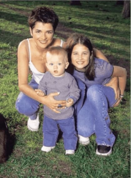 Con su madre, Araceli González, y su hermana, Flor Torrente