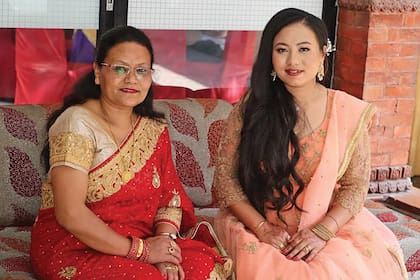 Con su madre, Champa Bajracharya, en una boda en la que Chanira fue dama de honor, en mayo del año pasado.
