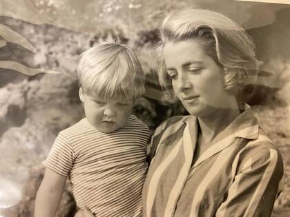 Con su madre en 1966, en Brancaster Beach, Norfolk.