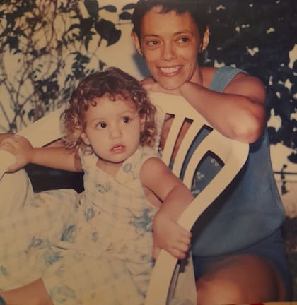Con su madre, Estela Chardon