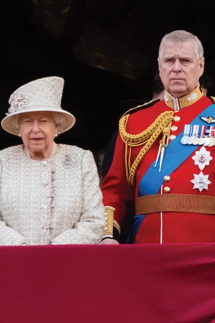 Con su madre, Isabel II, en una de las últimas apariciones de Andrés con el uniforme de gala, que ya no podrá lucir. Fue para el cumpleaños de la Reina, en 2019