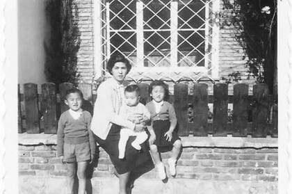 Con su madre, José y Hiroko en la casa de la calle Félix de Amador - Olivos.