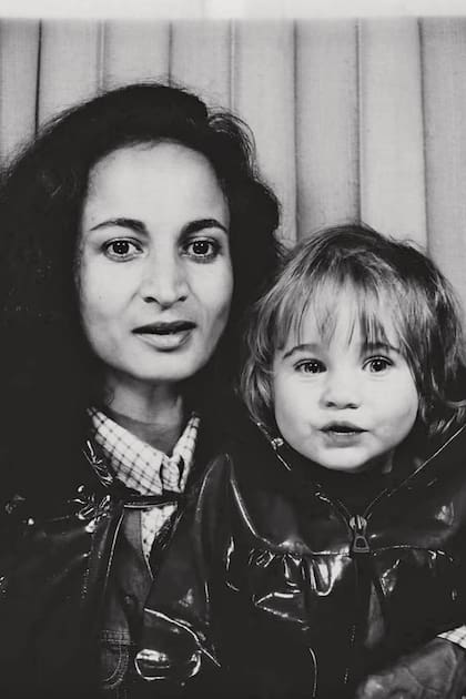 Con su madre, la antropóloga venezolana Elizabeth Burgos