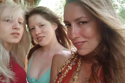 Con su madre, la diseñadora y artista multifacética Miuki Madelaire, y su hermana Iara. “Mamá siempre me enseñó que fuera fiel a mí misma”, dice.