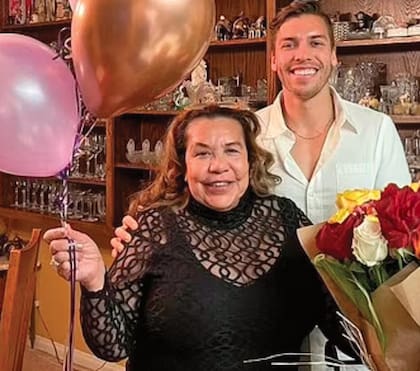 Con su madre, Mildred Patricia Baena,
quien mantuvo una relación extramatrimonial con Arnold a finales de
los 90, mientras él estaba casado con Maria Shriver