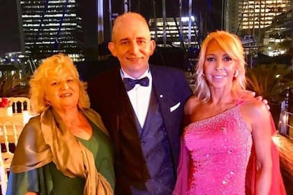 Con su madre y con su pareja, Ana María Patricelli, quien murió en 2020.