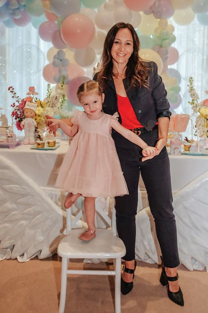 Con su madrina, Luciana Pizzolorusso, que organizó el festejo.