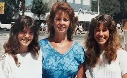 Con su mamá, Beatriz, y con su hermana en el verano en que se produjo el accidente.