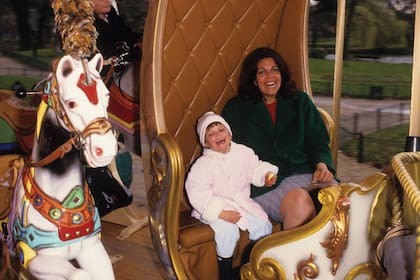 Con su mamá, Christina Onassis, en un carrusel parisino en 1987.