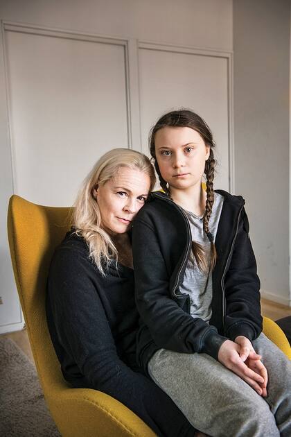 Greta Thunberg con su mamá, la cantante de ópera Malena Ernman, en su casa en Estocolmo