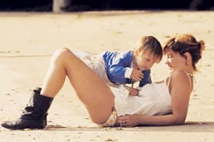 Con su mamá, Leticia Brédice, cuando era chico