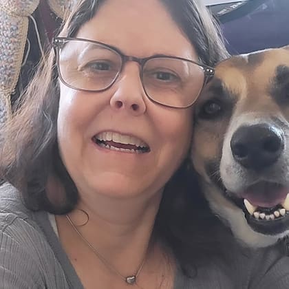 Con su mamá Lorena, ambas sonrientes.