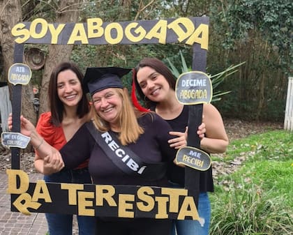 Con su mamá y hermana melliza.