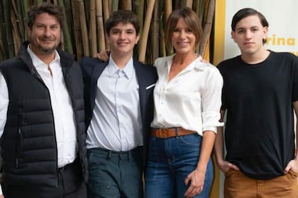 Con su marido Daniel Rodríguez, y sus hijos Teo y Simón, en Croque Madame, el día de la presentación de Yo, disléxica. Cómo es vivir
con una dificultad invisible (El Ateneo). “Desde hace años, tenía en mi mente contar mi experiencia en primera persona con la dislexia para que, a su vez, le sirva a otros; pero daba mil vueltas”, dice Marina sobre su libro.