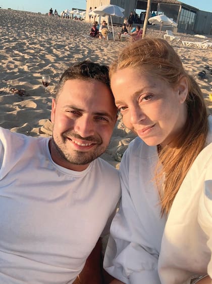 Con su marido, el médico urólogo Gustavo Esquenazi. “Nos conocemos desde jardín de infantes y siempre fuimos muy amigos, pero nos enamoramos en Nueva Zelanda, donde trabajé con una familia maorí recolectando papas y kiwis”, dice la influencer, quien en 2017 dio el “sí, quiero” a su gran amor.