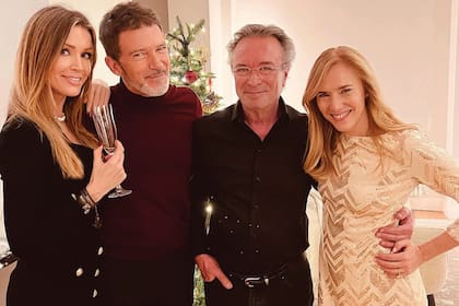 Con su marido,
Oscar Martínez,
Antonio Banderas
(se conocieron
mientras filmaban
Competencia oficial
junto a Penélope
Cruz) y la pareja del
malagueño, Nicole
Kimpel.