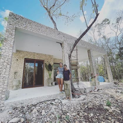 Con su marido, Panchi Grimaldi, en la casa que construyeron en Francisco Uh May, un pequeño pueblo cerca de Tulum. “Es un lugar mágico que conocimos hace muchos años por nuestros amigos Chino Moro y Martina Correa. Ahí pasamos los fines de semana y las vacaciones”, cuenta la modelo.