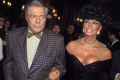 Con su más querido amigo y partenaire, Marcello Mastroianni (hicieron juntos catorce películas), en París, en abril de 1994.