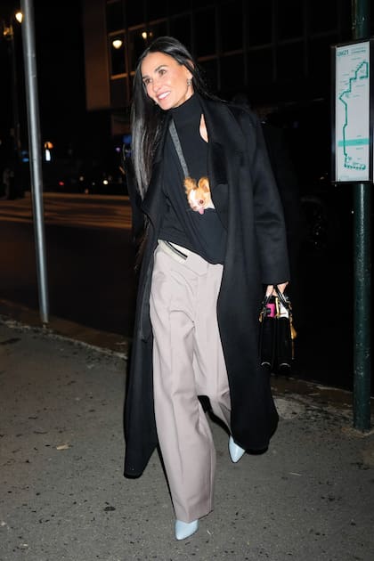 Con su mascota dentro de un morral, Demi fue al after party del programa Saturday Night Live, en Nueva York.