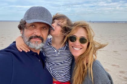Con su mujer, Lara Bernasconi, y su hijo Iñaki