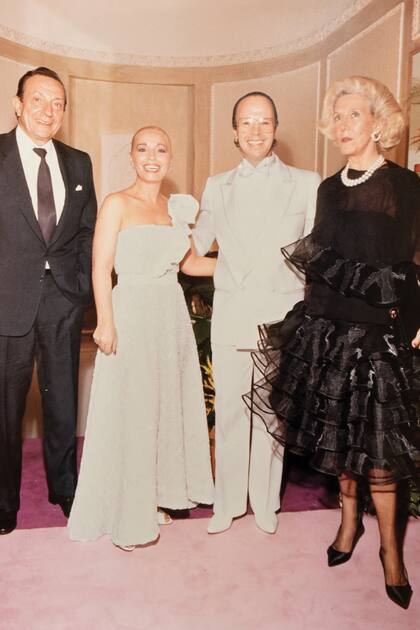 Con su mujer Mercedes y Amalita Fortabat, que fue muy generosa con él, aunque cortó la relación cuando Miguel no pudo reservarle un día exclusivamente a ella, porque también era la boda de Susana con Huberto Roviralta. “Se enojó mucho y ese día la perdí”, dice él.