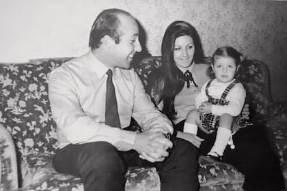 Con su mujer, Norma Húngaro, Oscar "Cacho” Fangio lleva más de
50 años de casado. “Mamá lo apuró: ‘O son los autos o es la familia’. Y él eligió”, cuenta.