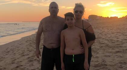 Con su mujer y su hijo, unos años antes de la detección del cáncer.