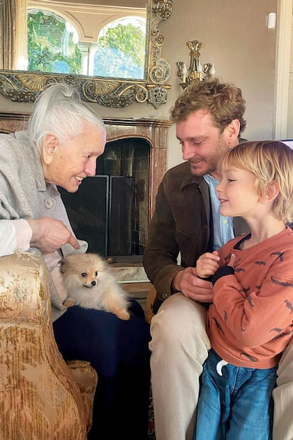Con su nieto Pierre Casiraghi y su bisnieto Francesco el día en que le regalaron a la nonna un perrito Pomerania llamado Gioacchino, en 2023.