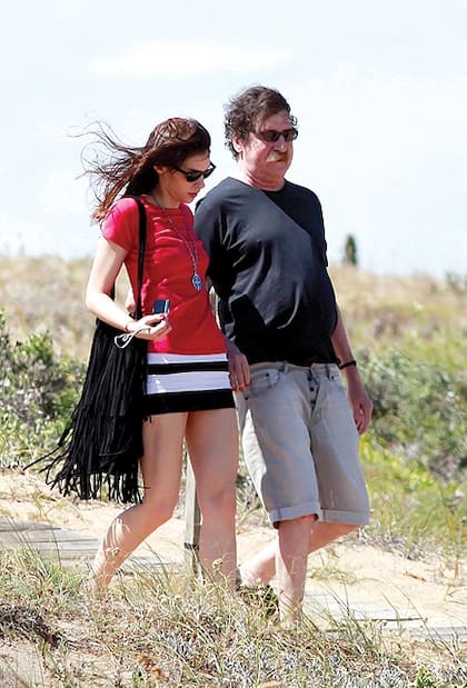 Con su novia Mecha Iñigo en Punta del Este, en 2011