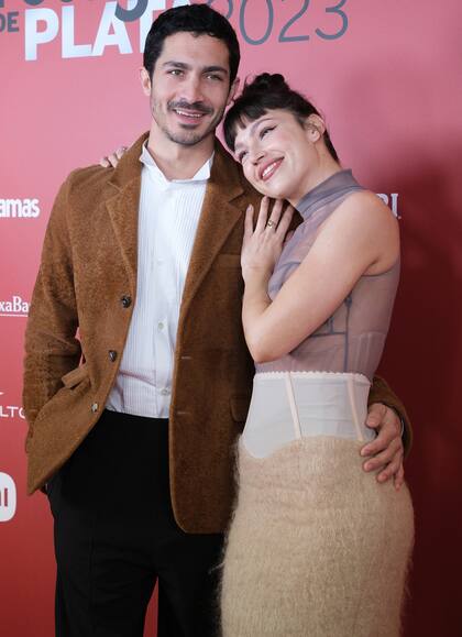 Con su novia, Úrsula Corberó, el 26 de febrero pasado en Madrid