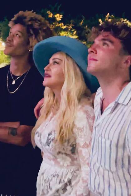 Con su novio, Ahlamalik Williams, y su hijo Rocco, la cumpleañera disfruta del show de fuegos artificiales.