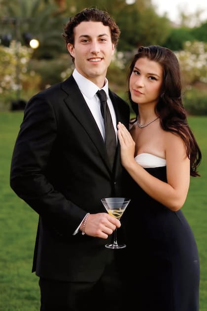 Con su novio desde hace dos años, Arthur Donald, nieto de
Paul McCartney. Se conocieron en 2024, durante un desfile de la
diseñadora Stella Mc Cartney, tía del joven financiero