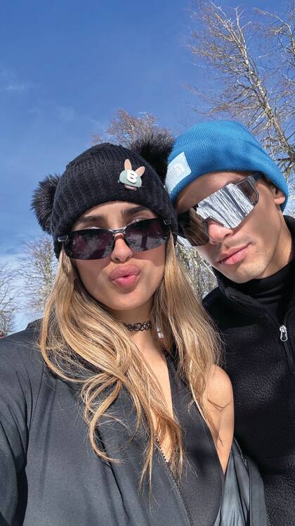 Con su
novio desde hace ocho meses, el modelo Fabrizio
Maida. “Estoy muy enamorada de él y de nuestra
relación. Fabri es mi mejor amigo”, revela.