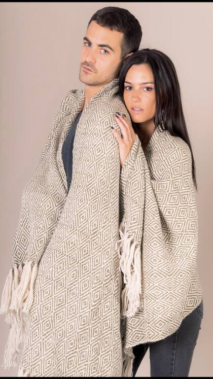 Con su novio, Gonzalo López Kleger. Se conocieron hace nueve meses por Instagram. En la imagen, la primera campaña que hicieron juntos para Tashay, una marca de ropa alemana. Si bien él trabaja a distancia en una empresa de bienes raíces en Miami (Ana Serrat Realtor PA), también se prueba como modelo.