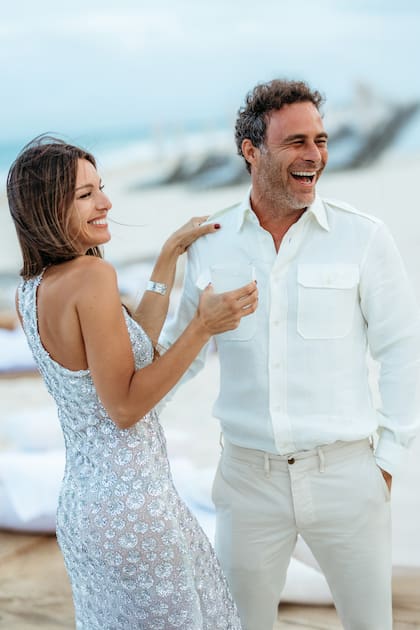 Con su novio Martín Pepa durante el festejo de blanco de sus 48 años a orillas del mar Caribe. Están juntos desde finales de 2024