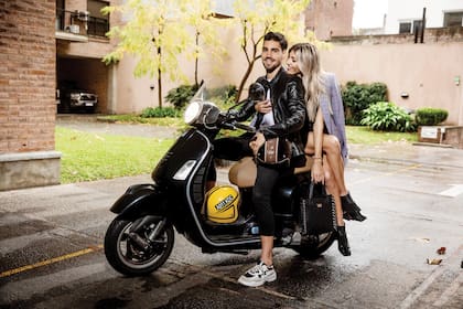 Con su novio Nicolás (“Me lo presentó Jose Sarkany”, aclara) comparten también un scooter con el que suelen salir a pasear los fines de semana.
