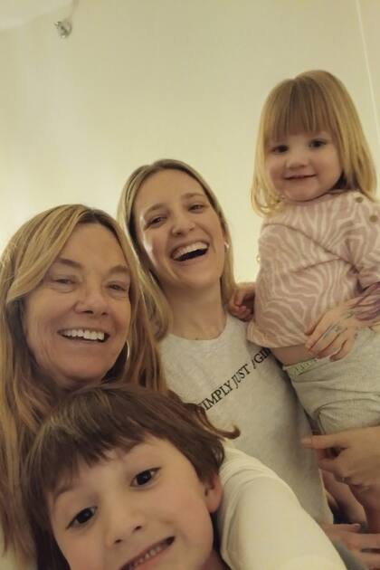 Con su nuera Paula
Medrano (la mujer de "Rulo" que es odontóloga)
y sus nietos Ernestito (5) y
Nieves (2).