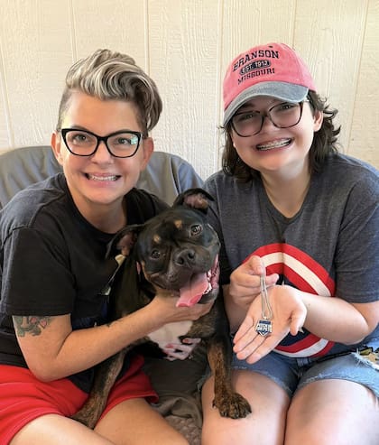 Con su nueva familia.