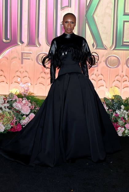 Con su outfit, Erivo logró imprimirle a la alfombra roja de la premiere de Wicked: por siempre un aura tan dramática como futurista