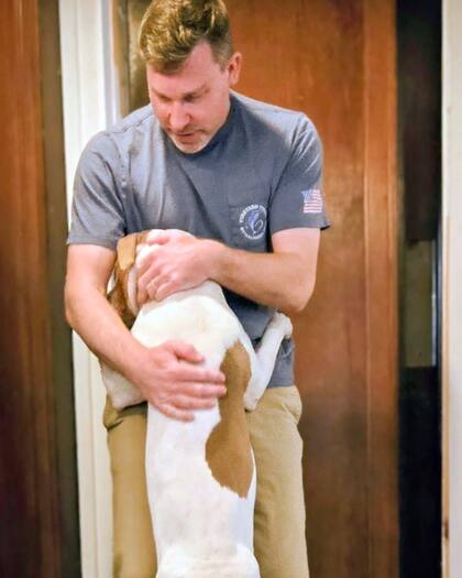 Con su padre de tránsito.