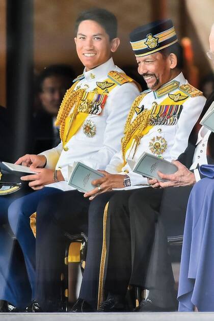 Con su padre, el sultán de Brunéi.
