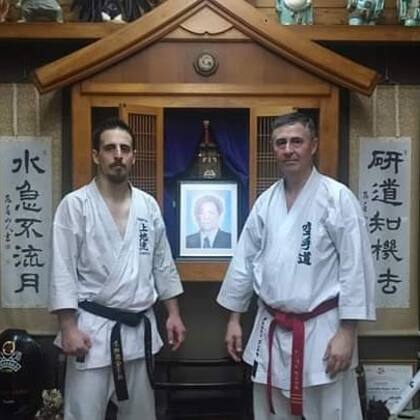 Con su padre, en Okinawa.