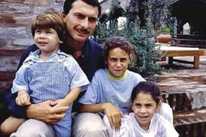 Con su padre, Mauricio Macri, y sus hermanos
